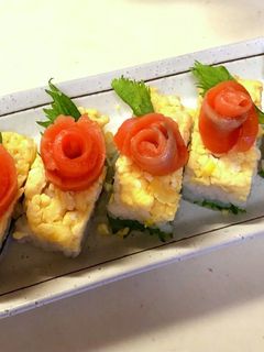 炒り卵とスモークサーモンの押し寿司-レシピのメイン写真