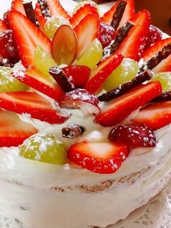 ぶどうと苺でクリスマスケーキ-レシピのメイン写真