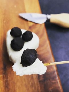 クリームチーズ黒にんにく乗せ-レシピのメイン写真
