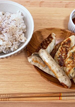 お昼ご飯（餃子とハーブソーセージ）-レシピのメイン写真