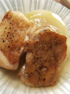 丸ごと玉ねぎと鶏もも肉のコンソメ餡掛け。-レシピのメイン写真