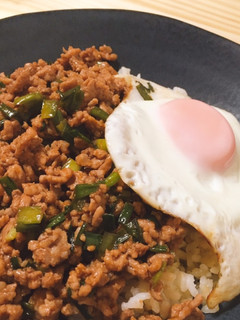 ひき肉とニラのそぼろ丼-レシピのメイン写真