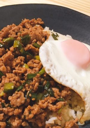 ひき肉とニラのそぼろ丼-レシピのメイン写真