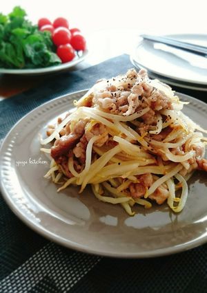 材料2つ簡単メイン☆豚コマもやし旨塩炒め-レシピのメイン写真