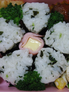 お弁当に♪花型おにぎり-レシピのメイン写真