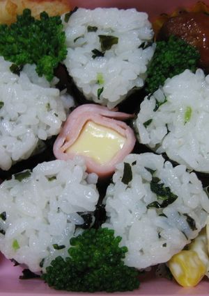 お弁当に♪花型おにぎり-レシピのメイン写真
