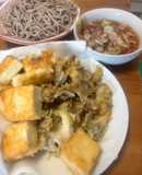 舞茸の天ぷらと厚揚げの冷やし蕎麦