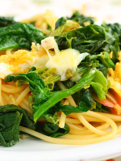 ちぢみほうれん草と半熟卵のパスタ-レシピのメイン写真