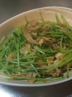 豆苗と鶏皮のダシダにんにく-レシピのメイン写真