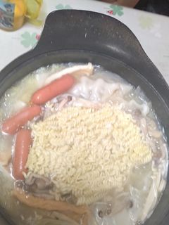 創味シャンタンで簡単餃子ラーメン鍋-レシピのメイン写真