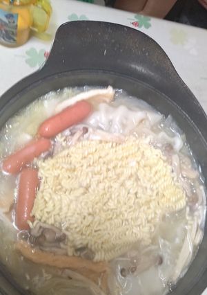 創味シャンタンで簡単餃子ラーメン鍋-レシピのメイン写真
