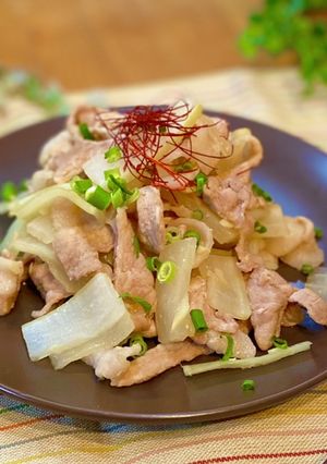 材料2つ　大根と豚こまのニンニク味噌炒め-レシピのメイン写真
