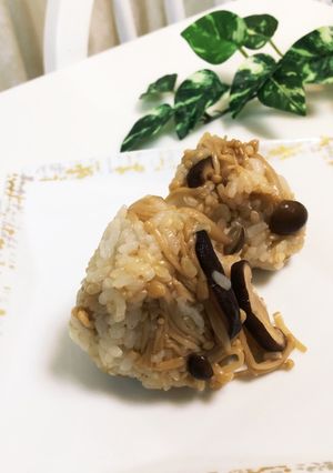 朝食に軽食に☆きのこ玄米おにぎり-レシピのメイン写真