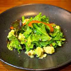 A picture of 山形県産わさび菜と穀物とキヌアのサラダ.