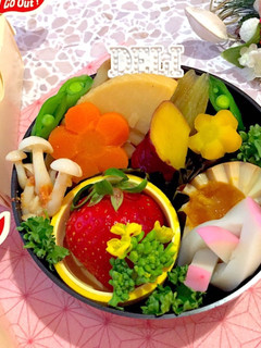 ラッピングおにぎりと煮物弁当-レシピのメイン写真