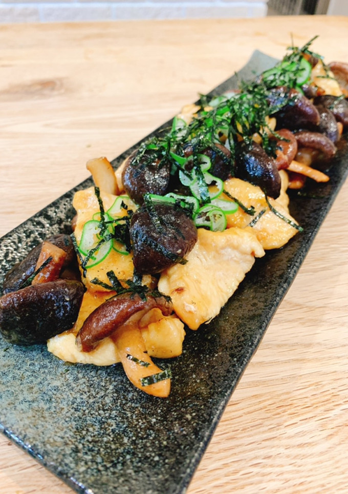 材料２つ＊鶏肉と椎茸の塩にんにく炒め-レシピのメイン写真