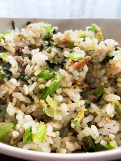 《簡単♪》小松菜と卵とサンマの缶詰の炒飯-レシピのメイン写真