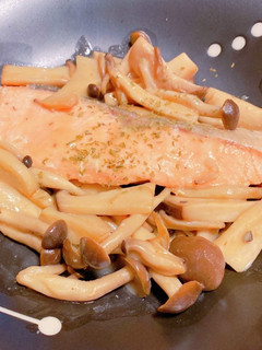 鮭とキノコの味噌バター焼き-レシピのメイン写真