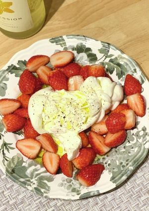 いちごとブッラータ-レシピのメイン写真