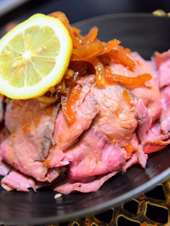 見た目も美しいローストビーフ丼-レシピのメイン写真