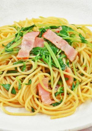 豆苗とベーコンのコンソメ醤油パスタ-レシピのメイン写真