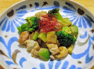 鳥もも肉と冷凍アボカドのマヨネーズ炒め-レシピのメイン写真