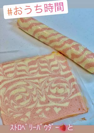 イチゴパウダーで　アートなロールケーキ-レシピのメイン写真