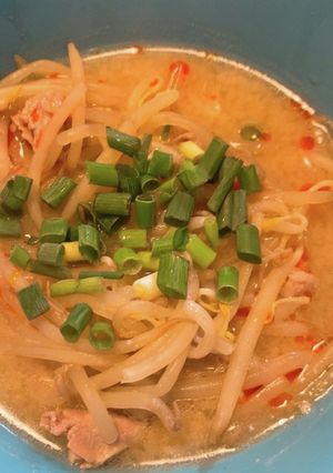 とんこつ風味で温まる♪豚もやしスープ-レシピのメイン写真