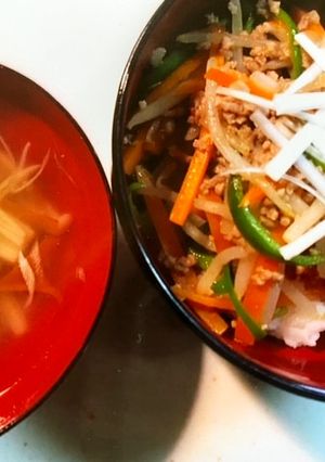 ひき肉と野菜のピリ辛丼とスタミナスープ-レシピのメイン写真