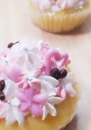 5分で簡単　かわいいフラワーカップケーキ-レシピのメイン写真