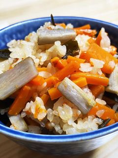 ニンジンとゴボウ香る炊き込みご飯-レシピのメイン写真