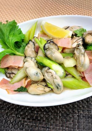 素材際立つ　牡蠣とセロリのベーコン炒め　-レシピのメイン写真
