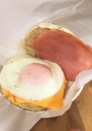 丸いセルクルで綺麗に剥れるまん丸目玉焼き-レシピのメイン写真
