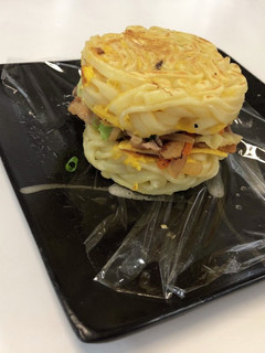 麺そ~れバーガー(沖縄そばアレンジ)-レシピのメイン写真
