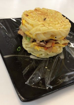 麺そ~れバーガー(沖縄そばアレンジ)-レシピのメイン写真