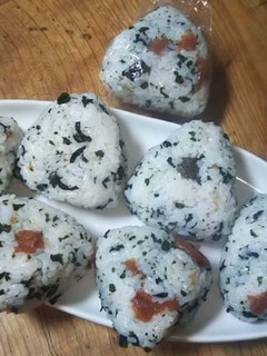 おにぎり:混ぜこみわかめと梅干・疲労回復-レシピのメイン写真