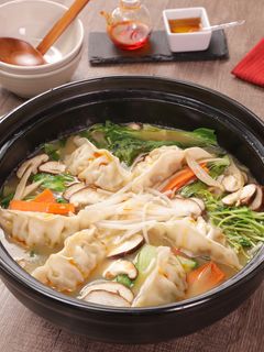 餃子入りとんこつ醤油鍋-レシピのメイン写真