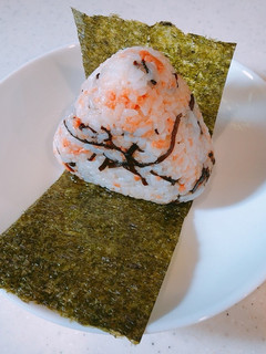 鮭と塩こんぶの、おにぎり-レシピのメイン写真