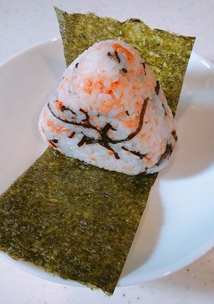 鮭と塩こんぶの、おにぎり-レシピのメイン写真