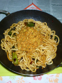 シンプルな焼きうどん・納豆載せ-レシピのメイン写真