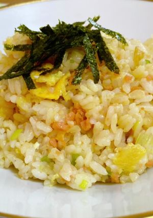 家族が喜ぶ☆鮭フレークチャーハン-レシピのメイン写真