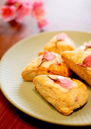 桜の塩漬けでミニスコーン-レシピのメイン写真