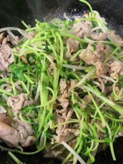 豚と豆苗の炒め物-レシピのメイン写真