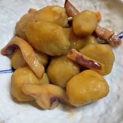 รูปของ コストコ冷凍焼きイカで里芋の煮物