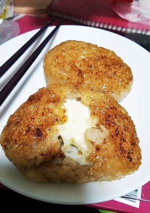 お餅でもちもちチーズin焼きおにぎり-レシピのメイン写真