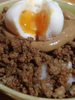 キャラメリゼしたお肉のそぼろ丼-レシピのメイン写真