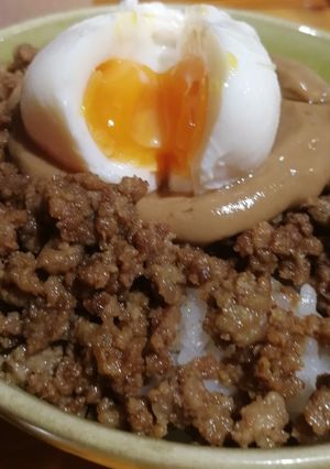 キャラメリゼしたお肉のそぼろ丼-レシピのメイン写真