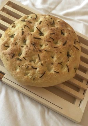 手ごねでも簡単！ローズマリーフォカッチャ-レシピのメイン写真