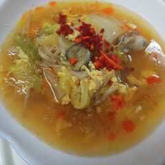 รูปของ 白菜と牡蠣の酸辣湯風