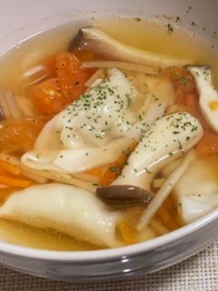 酸味の効いたトマトと餃子のスープ-レシピのメイン写真